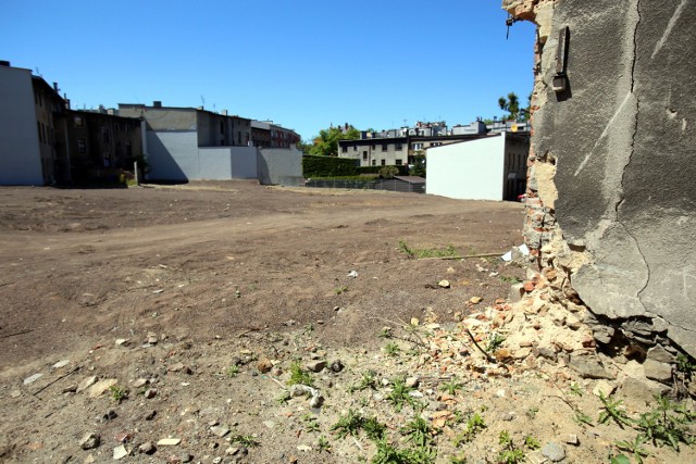 Na terenie po zakładach odzieżowych Tarmilo w Tarnowskich Górach powstanie parking. Docelowo gmina zamierza tu jednak stworzyć centrum kulturalno – rozrywkowe. Zobacz kolejne zdjęcia. Przesuwaj zdjęcia w prawo - naciśnij strzałkę lub przycisk NASTĘPNE >>>