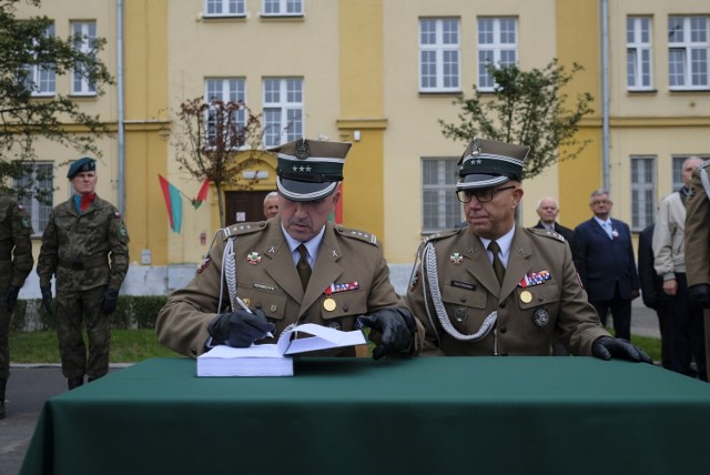 Pułkownik Adamczyk (z lewej) był do 2019 roku komendantem Centrum Szkolenia Artylerii i Uzbrojenia. Pracę w Urzędzie Miasta Torunia rozpoczął we wrześniu 2021 roku, zakończył ją po kilku miesiącach.