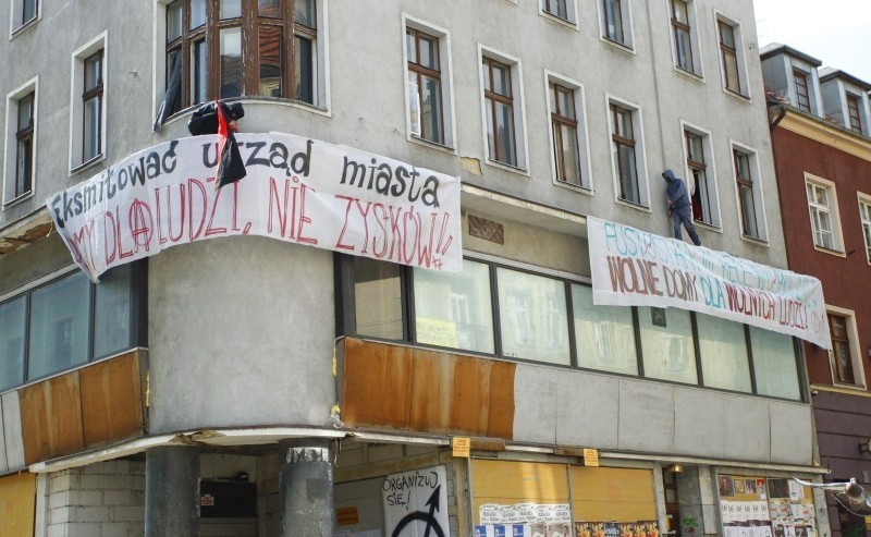 Anarchiści przejęli kamienicę przy ul. Paderewskiego 1 w...