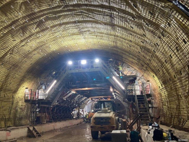 Tunele na S3 to bez wątpienia najbardziej spektakularne konstrukcje na powstającym obecnie fragmencie drogi S3 na Dolnym Śląsku. Chodzi o odcinek od Bolkowa do Kamiennej Góry. Najdłuższy z tuneli ma mieć ok. 2300 metrów! Zobaczcie jak obecnie się prezentują te konstrukcje!