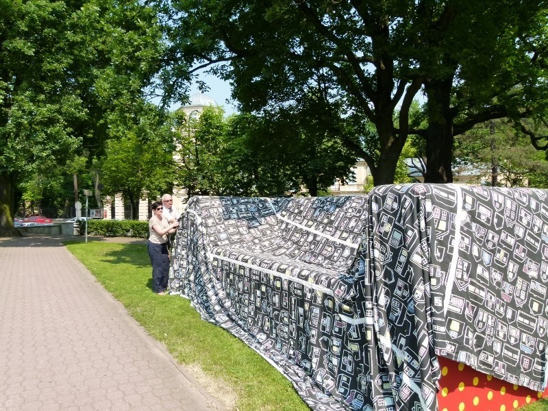 Akcja Ikea w Tomaszowie: Przed urzędem miasta stanęła pięciometrowa kanapa w barwach miasta[ZDJĘCIA]