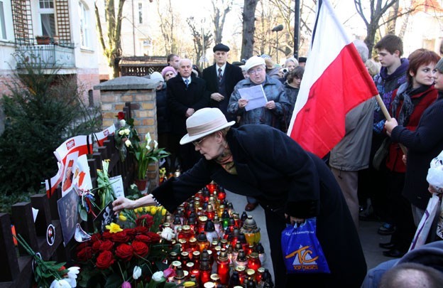 Apel przed sopocką kamienicą, w której mieszkali Maria i Lech Kaczyńscy