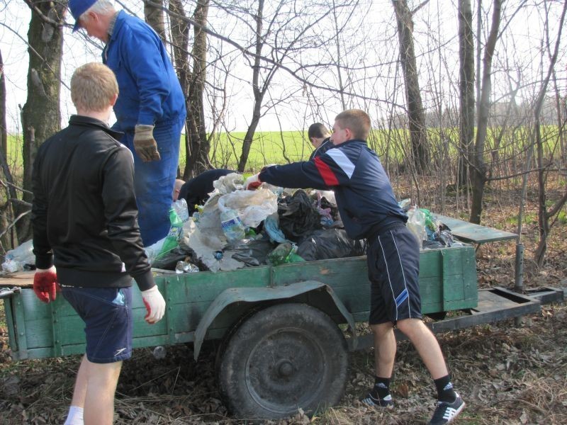 Goczałkowice: Młodzież z zakładu poprawczego w Pszczynie posprzątała brzeg zniornika