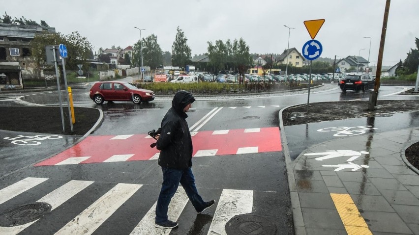 Nowe rondo zastąpiło istniejące wcześniej kolizyjne...