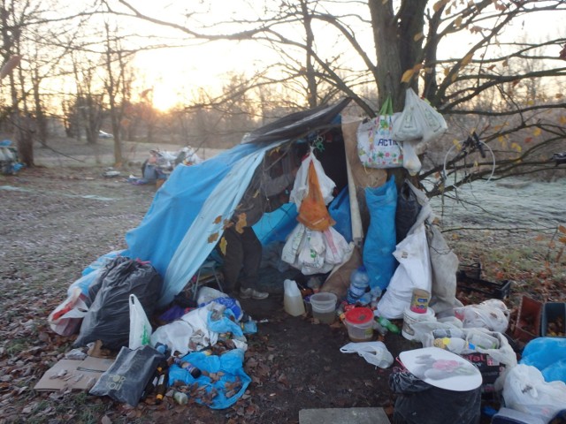 Mieszkaniec Piotrkowa, znany służbom "zbieracz" śmieci, koczował nad Bugajem. Po skargach mieszkańców interweniowała straż miejska