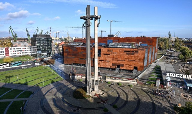 Basil Kerski, dotychczasowy dyrektor Europejskiego Centrum Solidarności w Gdańsku, jest jedynym kandydatem na szefa tej placówki. Krzysztof Wyszkowski, zasiadający w komisji konkursowej, twierdzi, że konkurs jest ustawiony pod Kerskiego. Z jego opinią zgadzają się politycy PiS. Inaczej widzi to Jerzy Borowczak, poseł Koalicji Obywatelskiej: Solidarność sama wyszła z ECS i nie chce mieć z nim nic wspólnego - mówi.