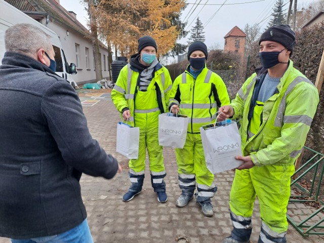 Wiceburmistrz Wronek, Robert Dorna pogratulował pracownikom i wręczył drobne upominki od samorządu