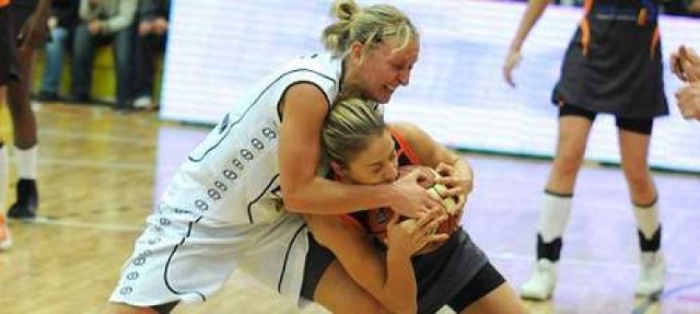 Natalia Małaszewska (z prawej) dwa lata temu walczyła z Moniką Krawiec jeszcze jako koszykarka CCC Polkowice, teraz będzie rywalizowała z liderką Energi o minuty na parkiecie.
fot. Lech Kamiński
