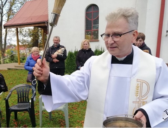 Ksiądz Dariusz Jaślarz, podczas corocznej mszy z udziałem zwierząt, odprawianej przed kościołem w Manowie po 4 października