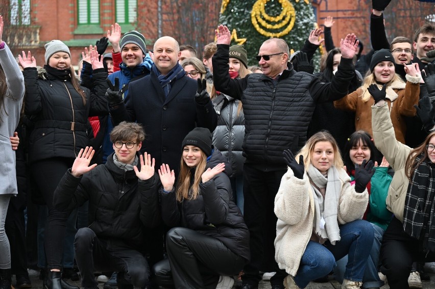 Maturzyści z Rudy Śląskiej zatańczyli poloneza na rynku....