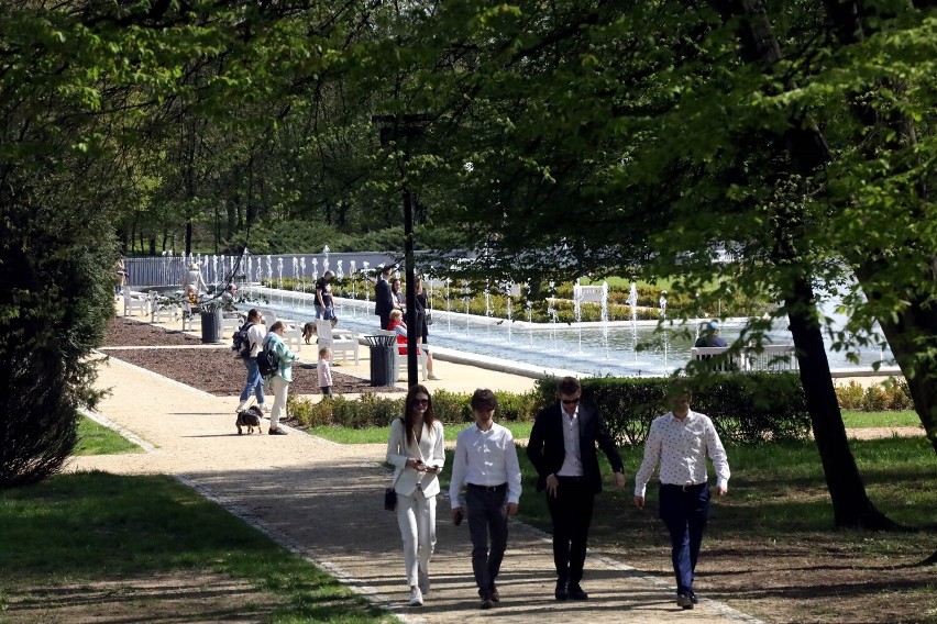 Legnica: Fontanny w Ogrodzie Francuskim już tryskają, zagrają dzisiaj wieczorem