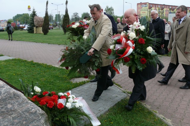 Kwiaty pod tablicą złożyli m.in. przedstawiciele bełchatowskiej kopalni i elektrowni