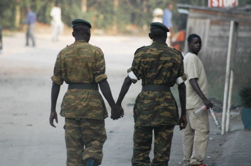 Żołnierze trzymający się za ręce na ulicach Bużumbury...