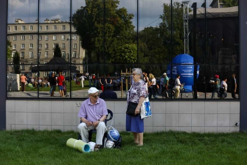 Kraków. I Nowohuckie Senioralia zgromadziły pod NCK tłumy seniorów i młodych