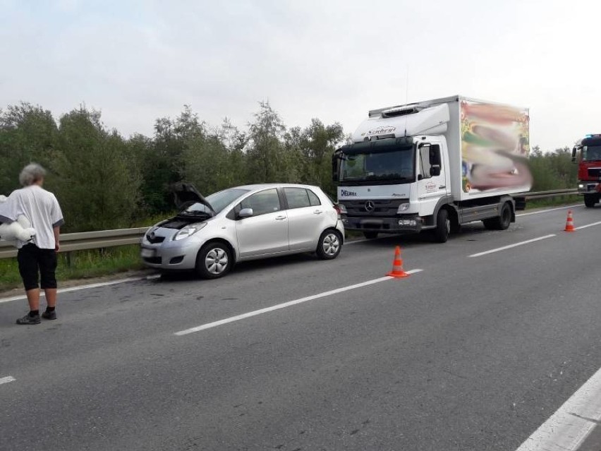 Zderzenie trzech samochodów w Brzeznej. Jedna osoba poszkodowana 