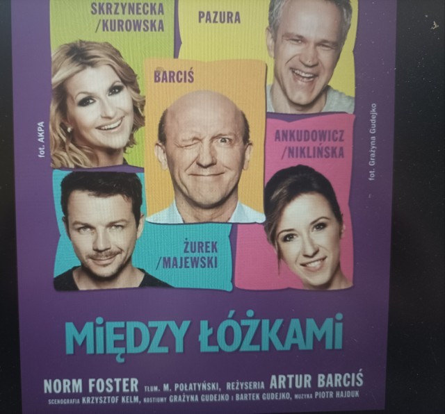 „Między łóżkami”, to inteligentna komedia Norma Fostera, składająca się z sześciu epizodów, które przedstawiają zabawne, ale również wzruszające losy mieszkańców prowincjonalnego miasteczka w Kanadzie. Wszystko dzieje się w ciągu dwóch godzin, choć w sześciu różnych pokojach, w których głównym meblem jest łóżko.