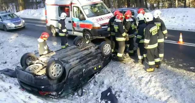 Wypadek pod Skórką
23 stycznia o godzinie 14.28 OSP Krajenka została zaalarmowana o wypadku drogowym przed miejscowością Skórka
 
Do zdarzenia zadysponowany został jeden zastęp GBA z Krajenki, jeden zastęp z JRG Złotów oraz oficer operacyjny. Po przybyciu na miejsce zdarzenia okazało się ze samochód biorący udział w wypadku wpadł do rowu i dachował. Kierująca opuściła pojazd o własnych siłach i nie odniosła poważniejszych obrażeń. Działania polegały na zabezpieczeniu miejsca zdarzenia, odłączenia zasilania pojazdu oraz usunięciu go z przydrożnego rowu.