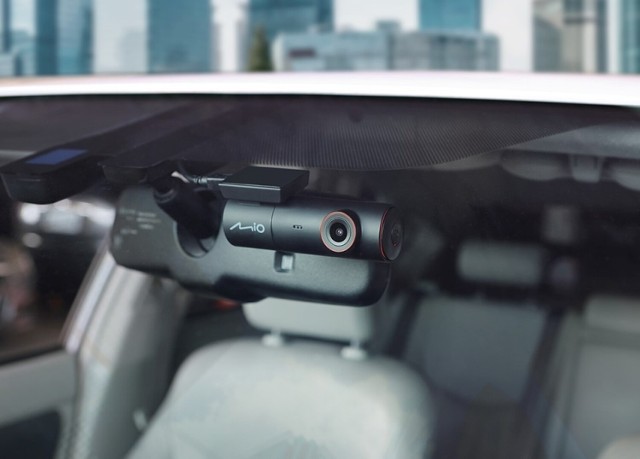 Marka Mio wprowadziła właśnie na rynek nową kamerę samochodową - model MiVue J30. Charakteryzuje ją nowoczesny design, niska waga i niewielki rozmiar, który pozwala na idealne wpasowanie jej za lusterkiem wstecznym. Dzięki temu nie odwraca ona uwagi kierowcy podczas jazdy.