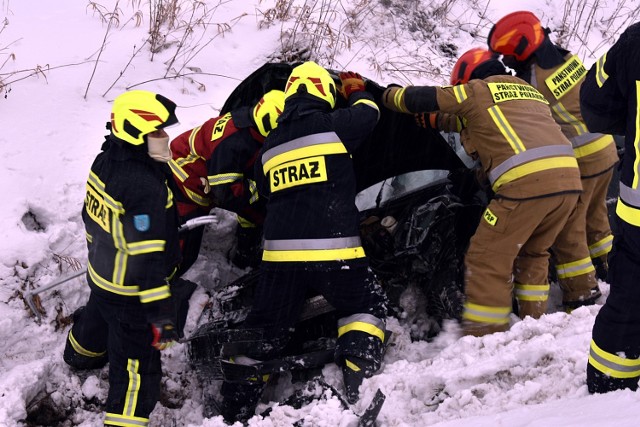 W Moszczenicy na ulicy Gorlickiej doszło do wypadku. Jedno z aut, które brało udział w zderzeniu, wpadło do rowu