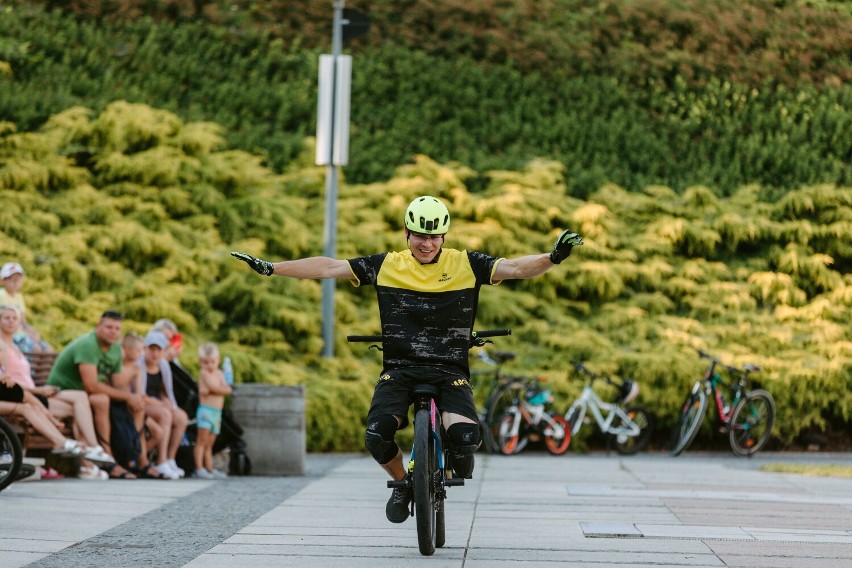 Dziś przed  Fontanną Multimedialną mistrz świata zaprezentował triki na rowerze