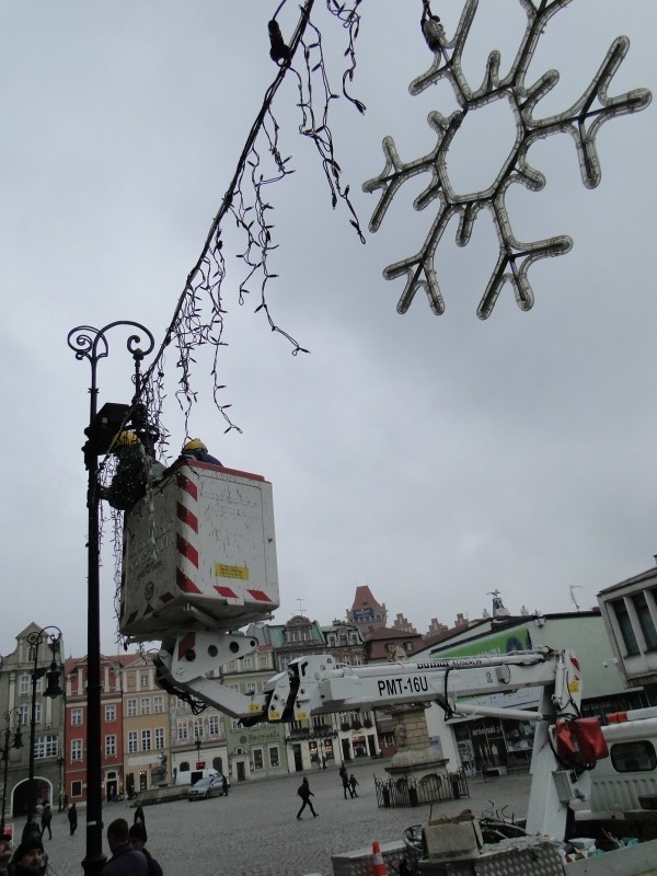 Poznań: Choinka i świąteczne ozdoby pojawiły się na Starym Rynku [ZDJĘCIA]