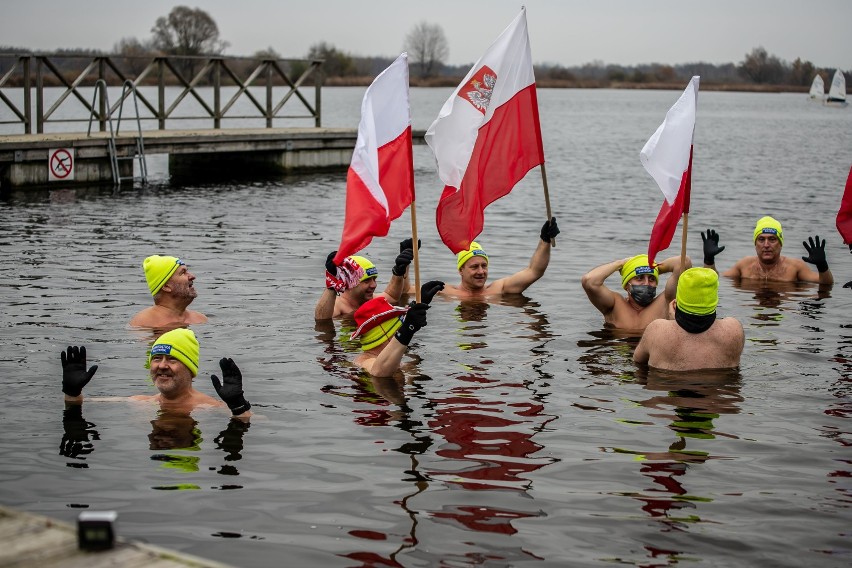 Święto Niepodległości 2020. Morsy Białystok świętowały 11 listopada w wodzie na Dojlidach [zdjęcia]