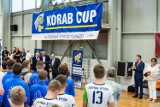 Pucki Korab Cup (2021) już po raz 25. Jubileuszowy turniej siatkarski w Pucku zaczął się od wyjątkowych podziękowań.  ZDJĘCIA