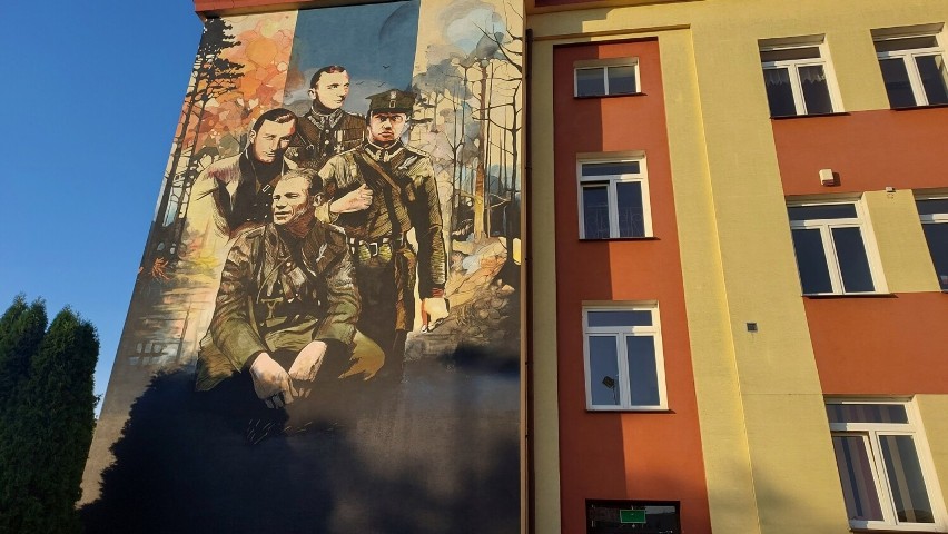 Mural ku czci bohaterów ziemi świętokrzyskiej odsłonięto w Ostrowcu Świętokrzyskim. Zobaczcie zdjęcia z uroczystości 