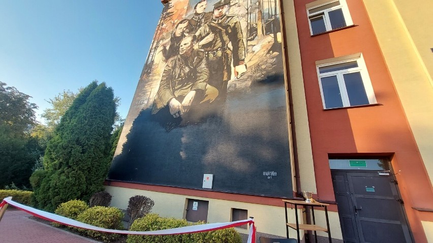 Mural ku czci bohaterów ziemi świętokrzyskiej odsłonięto w Ostrowcu Świętokrzyskim. Zobaczcie zdjęcia z uroczystości 