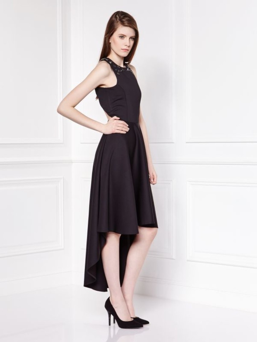 Czarna, asymetryczna sukienka z dłuższym tyłem - 159,99 zł.