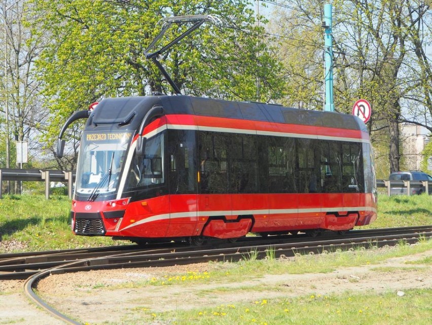 W połowie kwietnia po raz pierwszy nowy tramwaj wyjechał na...