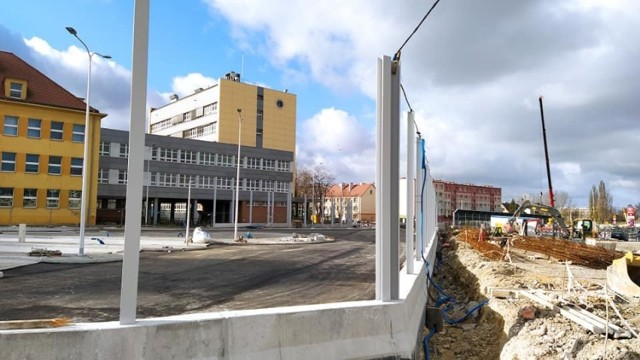 Centrum przesiadkowe Opole Wschodnie. Pierwszy segment nowego tunelu wciśnięty w nasyp. Powstaje wiadukt na ul. Oleskiej