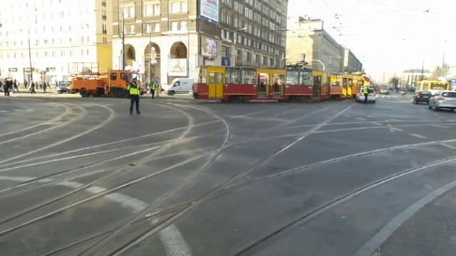 Wykolejony tramwaj 10 blokował ruch przy kinie Femina