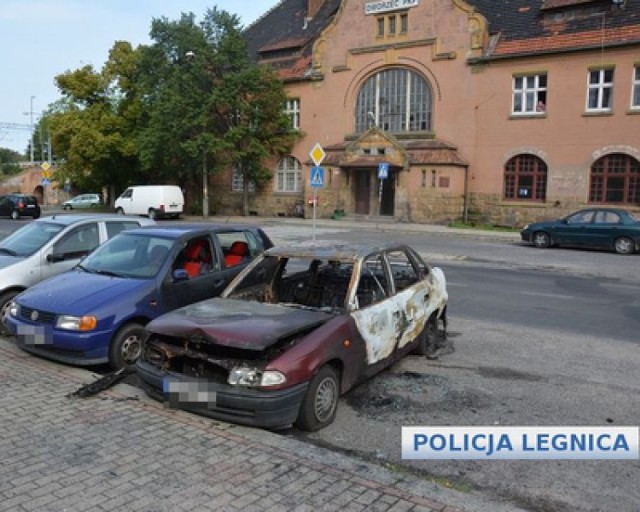 Poszła na imprezę bez niego, podpalił jej samochód