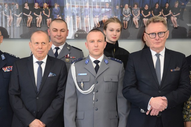Kom. Dawid Lempaszak (w środku) został nowym I Zastępcą Komendanta Powiatowego Policji w Śremie.