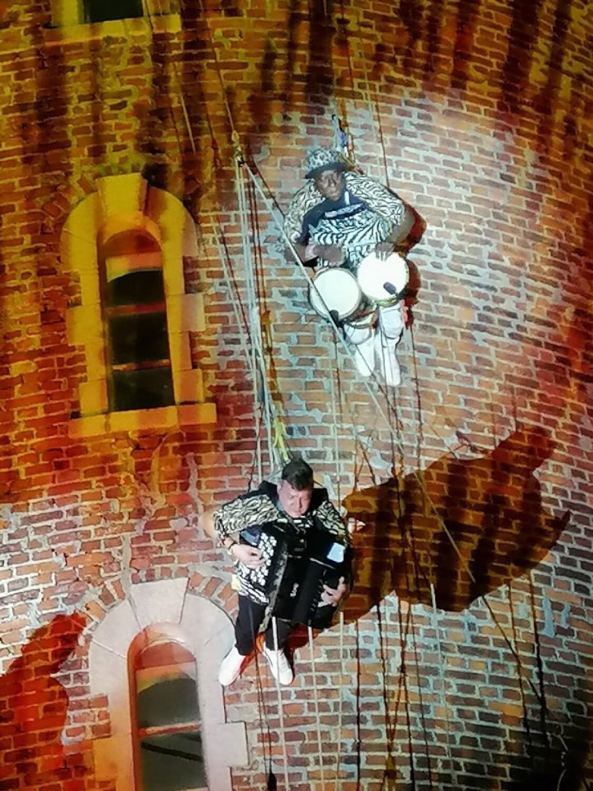 Grali wisząc na ścianie latarni morskiej w Kołobrzegu. Szalony koncert na jazzowym festiwalu