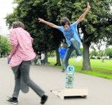 Kraków: skejci nie mają gdzie jeździć na deskorolkach. Kiedy powstanie kryty skatepark?