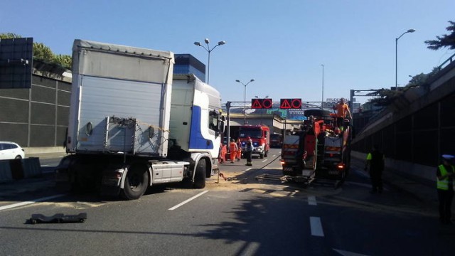 Do wypadku doszło środę około godziny 11.30 na ulicy Chorzowskiej w Katowicach. Jak wynika z ustaleń policjantów, kierowca samochodu ciężarowego marki Scania, jadąc ulicą Chorzowską, najprawdopodobniej nie dostosował prędkości do warunków drogowych, stracił panowanie nad pojazdem i wyłamał bariery oddzielające pasy jezdni.