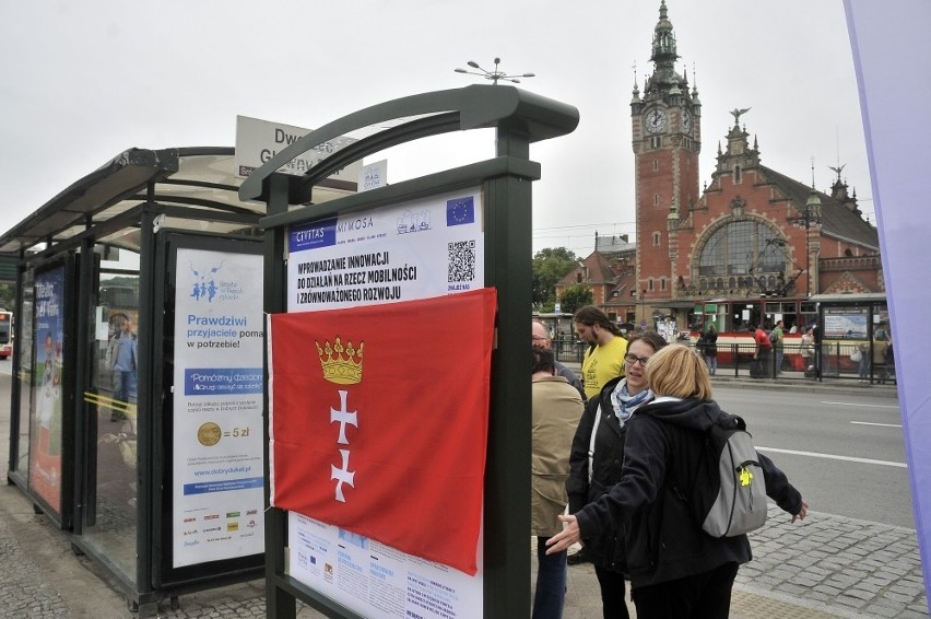 Gdańsk: Miejska akcja Czyste Przystanki. Maciej Lisicki uroczyście odsłania tablice (ZDJĘCIA)