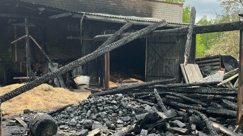 Ruszyła zrzutka na odbudowę gospodarstwa po pożarze w Kłudzicach. "Było jedynym źródłem utrzymania dla wuja" ZDJĘCIA