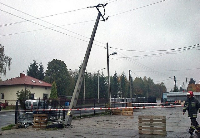 Jak informują strażacy teren został ogrodzony, a naprawą słupa zajęła się ekipa z firm energetycznej.

Dyżurny łódzkiej drogówki powiedział Expressowi Ilustrowanemu: - Kierowca, którzy uderzył w słup najpierw odjechał z miejsca zdarzenia, ale po chwili wrócił, jednak nie wezwano na miejsce naszego radiowozu, bo sprawca i firma energetyczna spisali oświadczenie odnośnie kolizji. Taką możliwość daje nasze prawo o ruchu drogowym.

Zobacz więcej zdjęć: Ciężarówka uderzyła w słup energetyczny. Ewakuacja okolicy [ZDJĘCIA]