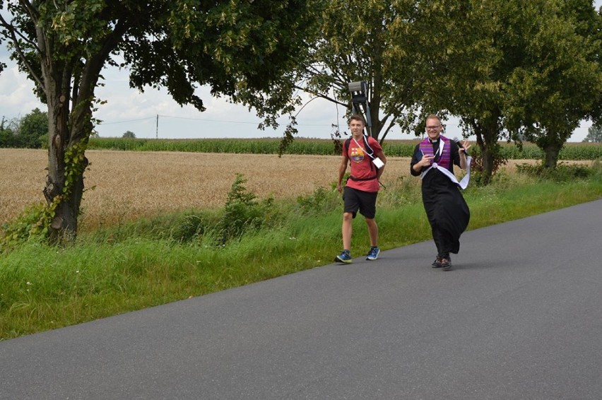 Gniewkowska pielgrzymka od dwóch dni w drodze [zdjęcia]