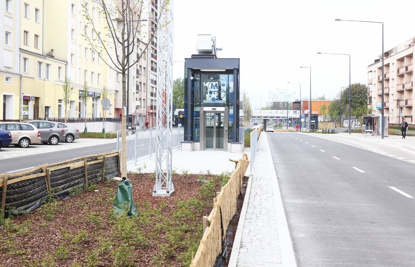 Metro Młynów. Ogrodzona i schowana winda. Niedostępna dla pasażerów. Budowlany absurd? 