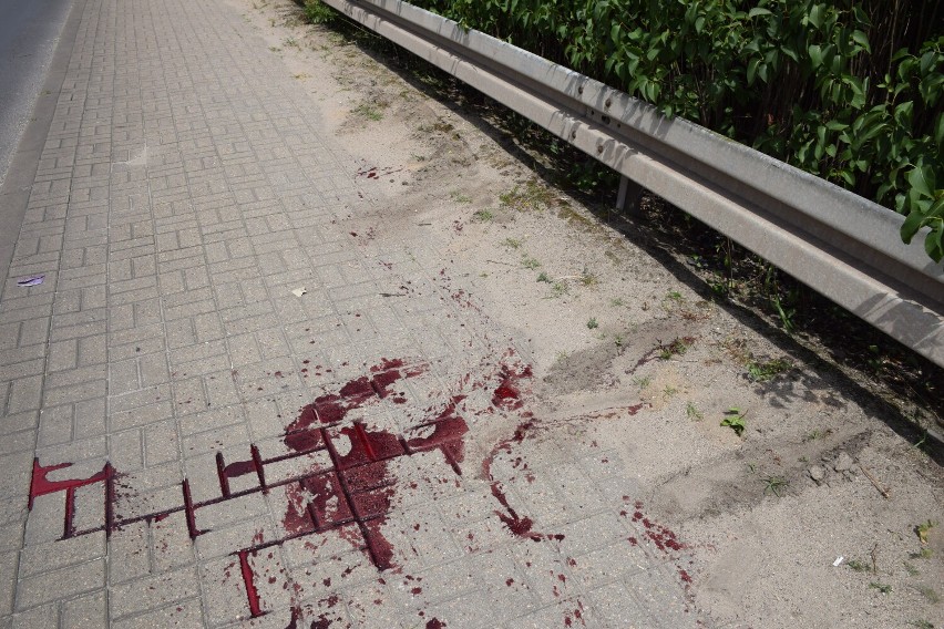 Kałuża krwi na chodniku w Koninie. Pijany rowerzysta wykrwawiał się niedaleko centrum miasta