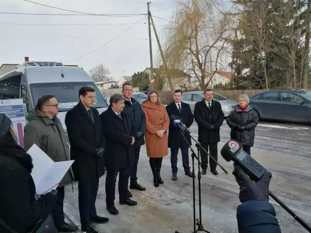 Nowe linie autobusowe przewiozły 1,6 mln mieszkańców Łódzkiego. W Świnicach Warckich zorganizowano konferencję prasową