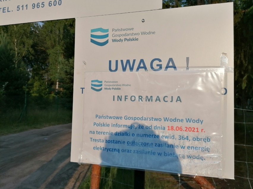 Z Tresty nad Zalewem Sulejowskim znikają przyczepy i domki kempingowe. Wody Polskie odcięły wodę i prąd [ZDJĘCIA]