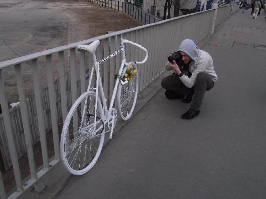 Charakterystyczny biały rower upamiętnia miejsce, w którym...