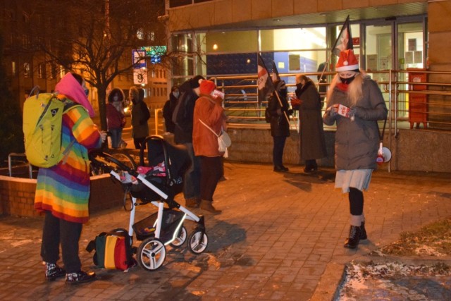 W czwartek, 3 grudnia, w Kielcach odbył się kolejny protest w obronie praw kobiet. Rozpoczął się o godzinie 17 pod siedzibą Poczty obok dworca PKP i... nie potrwał długo, bo znów do akcji wkroczyła policja.

Zobaczcie na kolejnych slajdach co się działo

