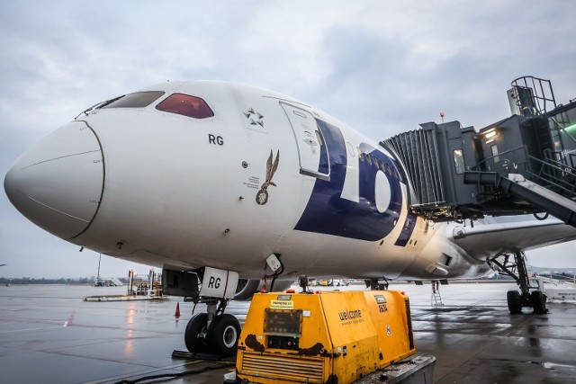 To była niecodzienna możliwość. Uczestniczyliśmy w przebazowaniu samolotu z Gdańska do Poznania. Zobacz jak Dreamliner wygląda w środku!