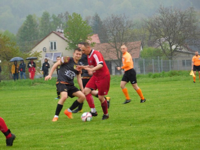 LKS Warzyce zremisował z Gaudium Łęzyny (czerwone stroje) 1-1